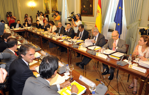 Imagen de la Comisión Nacional de Administración Local presidida por Montoro