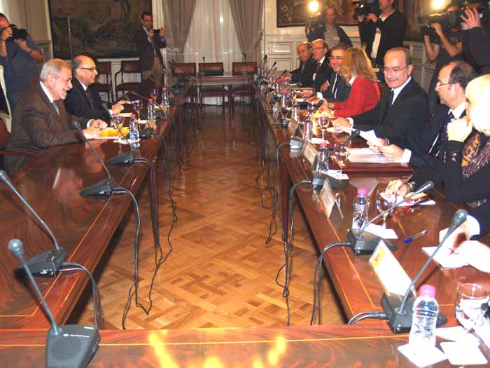 Imagen del ministro de Hacienda y Administraciones Públicas, Crístóbal Montoro, con los alcaldes de las capitales andaluzas y con la presidenta de la FAMP