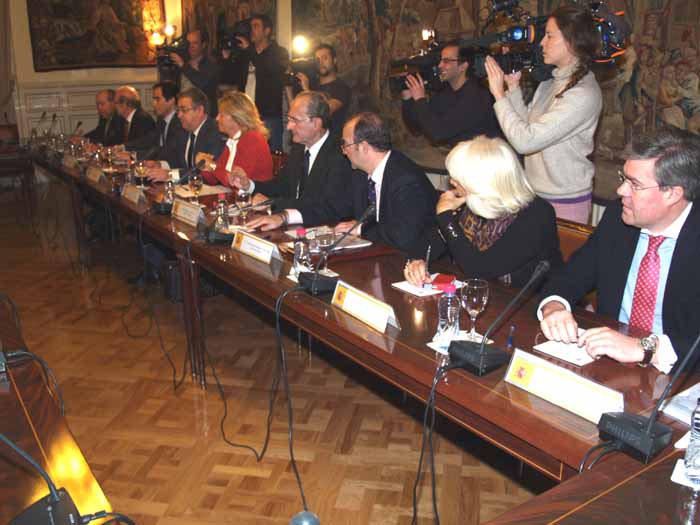 Imagen del ministro de Hacienda y Administraciones Públicas, Crístóbal Montoro, con los alcaldes de las capitales andaluzas y con la presidenta de la FAMP