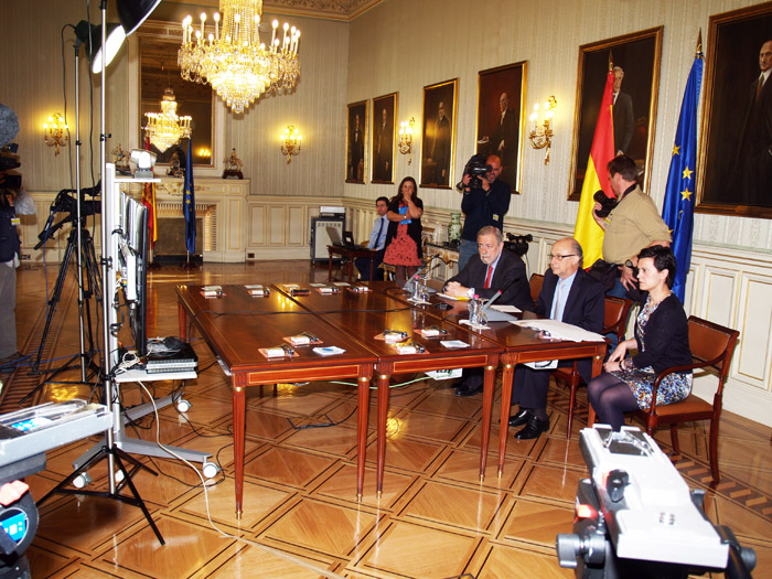 Imagen videoconferencia del ministro Cristóbal Montoro con las delegaciones del Gobierno para inaugurar las actividades del Día de Internet