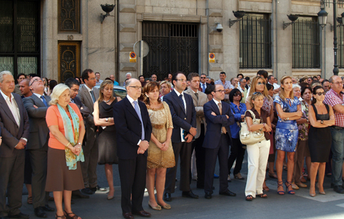 Empleados públicos del Ministerio guardando un minuto de silencio en recuerdo de las víctimas 