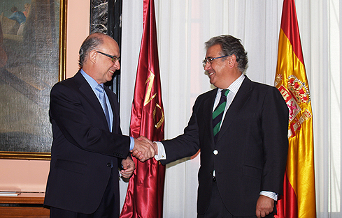 Cristobal Montoro con el alcalde de Sevilla Juan Ignacio Zoido