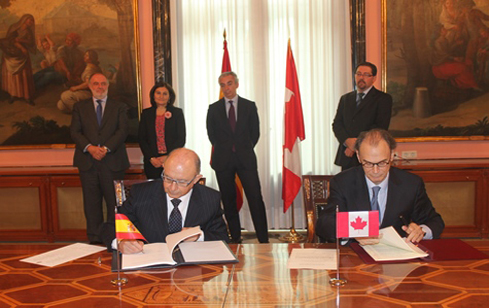 Imagen del Ministro Cristóbal Montoro, y el embajador de Canadá en España, Jon Allen